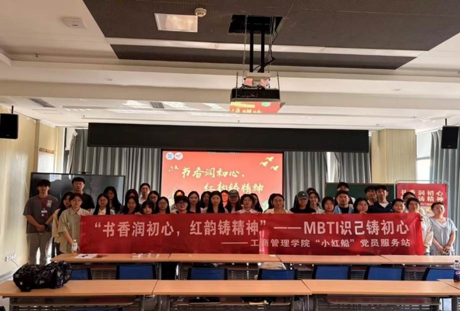 图片包含 天花板, 人们, 男人, 女人 AI 生成的内容可能不正确。