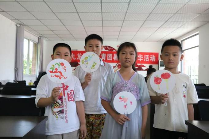 小朋友们与自绘的涂扇合影