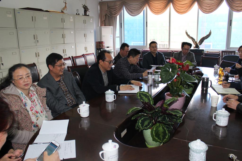王建明书记倾听班主任对建设校友分会的建议