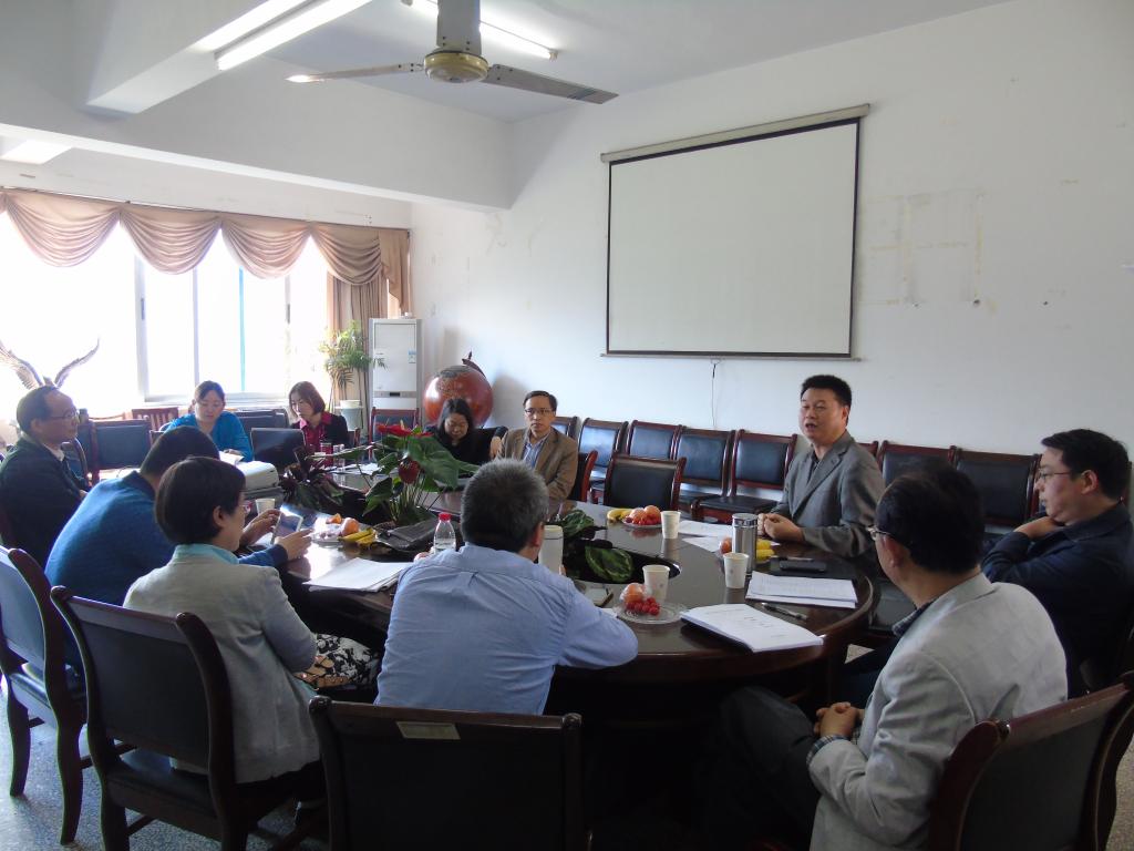 各学院领导进行激烈讨论